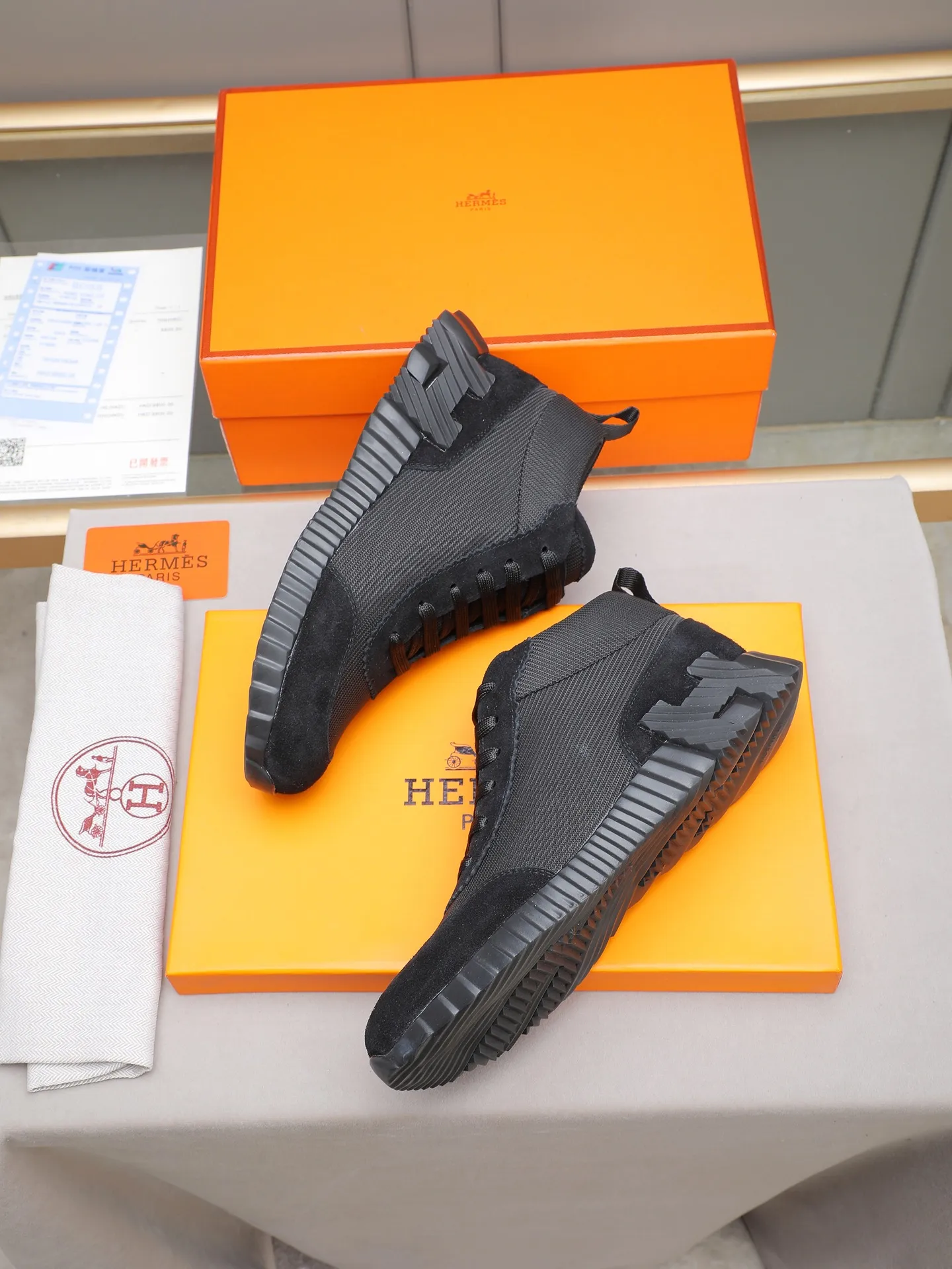 PPP460 (Hermes high-top men's shoes)🆕Men's sports shoes, decorated with textured calfskin details. Spliced ​​with original cowhide, this shoe draws inspiration from the equestrian world, integrating technical details and practical functions. Breathable sheep lining, original combination outsole, high-end quality, and every detail is perfectly combined! Size: 38-44 (45 can be customized)
